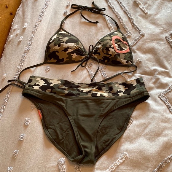 Camo Bikini! 👙 - Picture 1 of 4